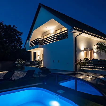 Ξενοδοχείο με διαμερίσματα Balatonic Lime Apartmanhaz 4*